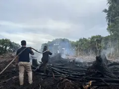 Pemadaman Kebakaran Hutan dan Lahan di Desa Sebidai