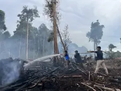 Pemadaman Kebakaran Hutan dan Lahan di Desa Sebidai