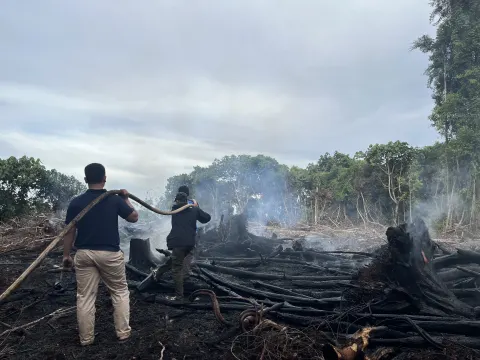 Pemadaman Kebakaran Hutan dan Lahan di Desa Sebidai