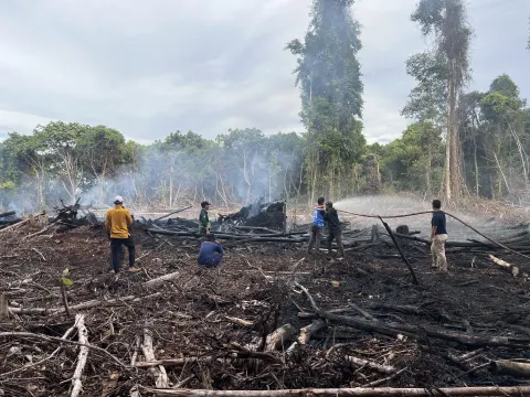 Pemadaman Kebakaran Hutan dan Lahan di Desa Sebidai